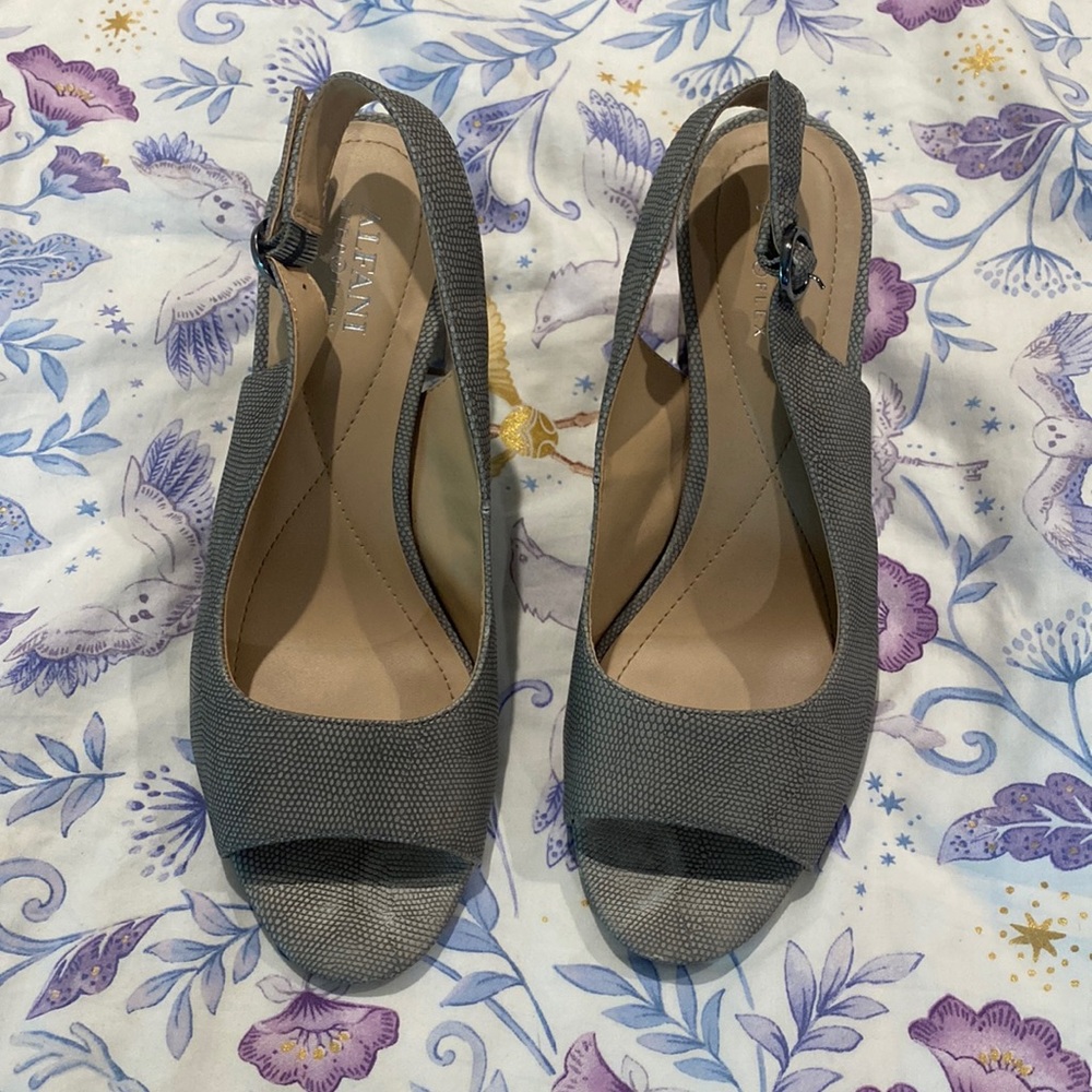 Good condition grey/light blue Alfani Step n Flex heels size 8